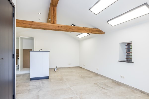 Foto - Te koop: Een woning voor de toekomst met een energielabel van A+++ met een multifunctionele ruimte      (ca 25 m2) en tuin met eiken overkapping en grote eiken carport in het Heuvelland.